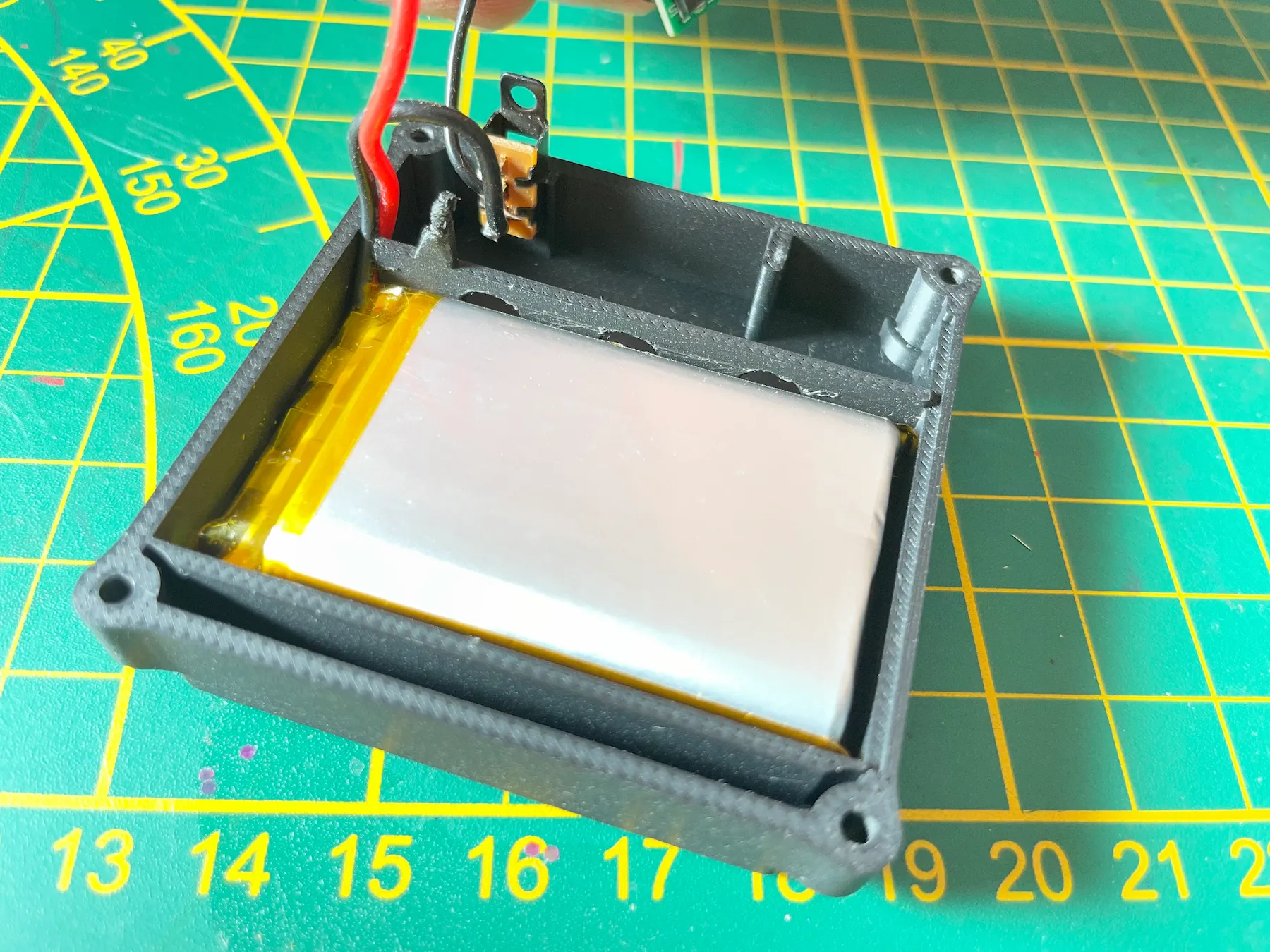 Battery and switch placement in the bottom BREEZ housing