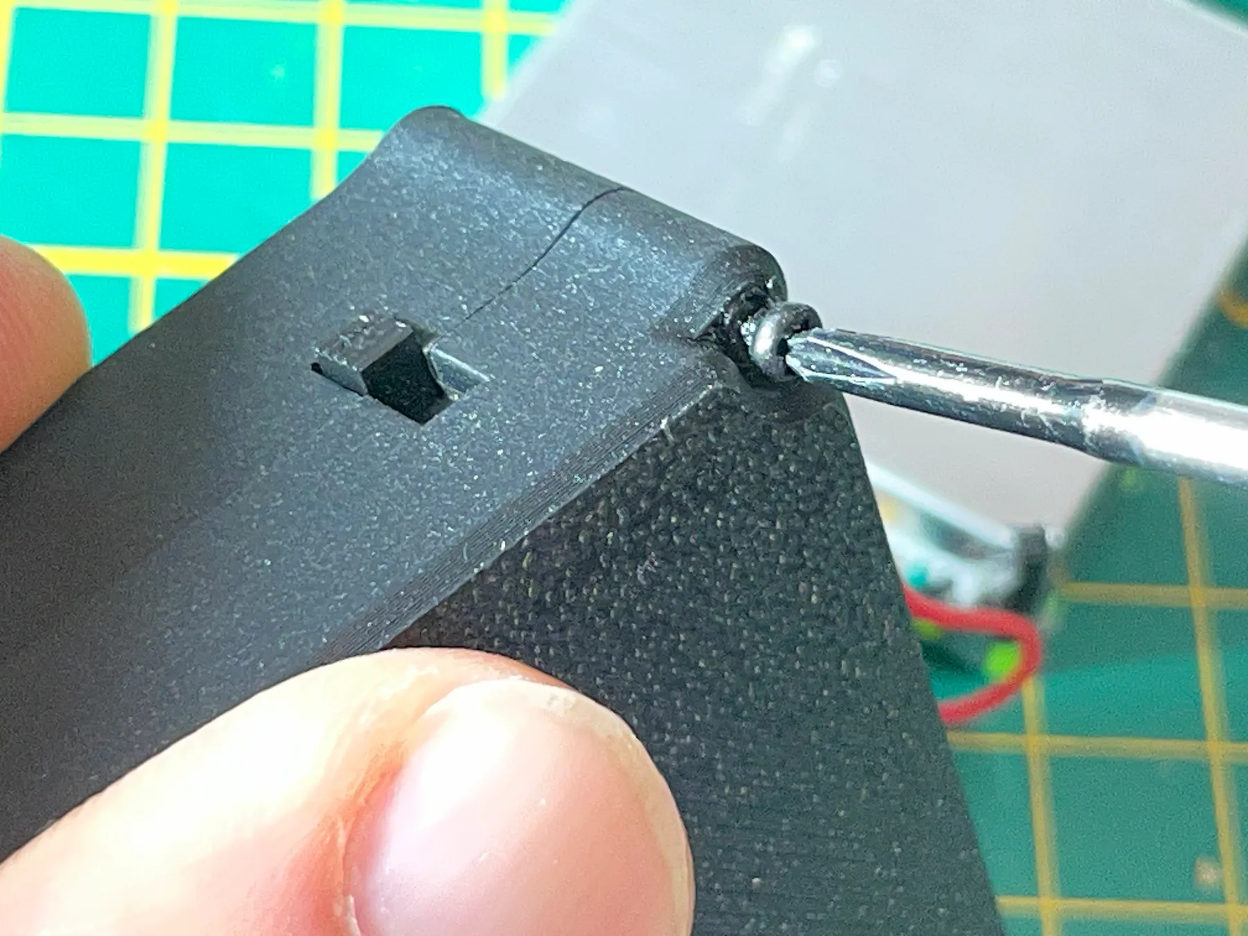 Screwing the bottom and middle housing sections together