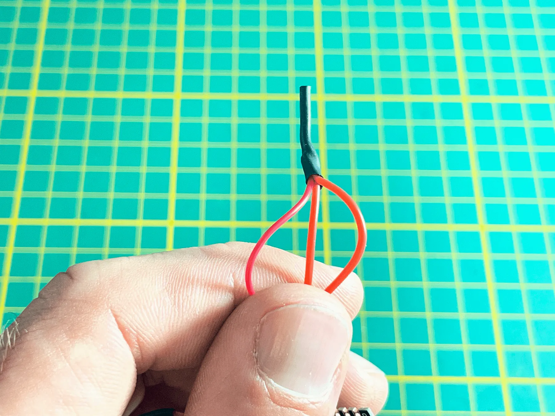 Three-way 5 V wire split insulated with heat shrink tubing